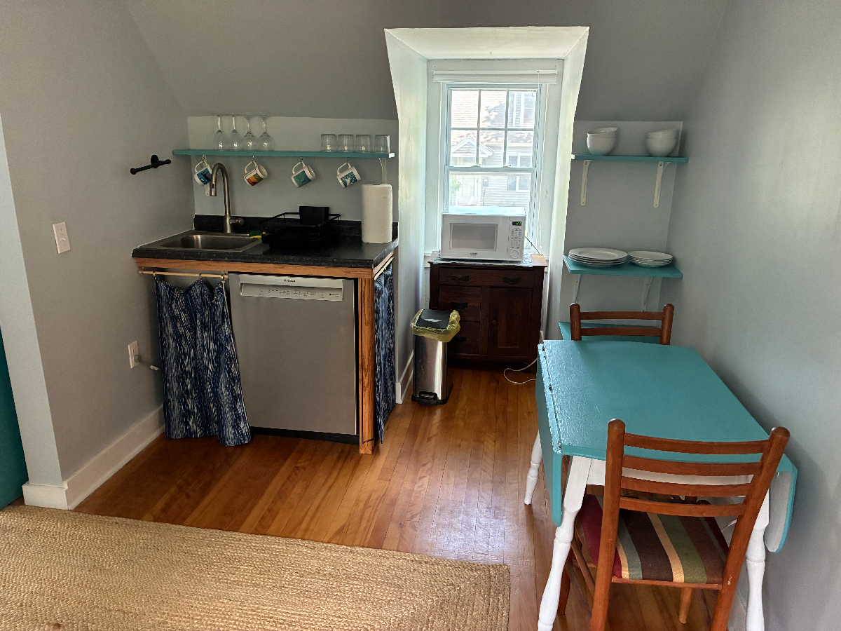 Homey apartment in quiet neighborhood. - Photo 4