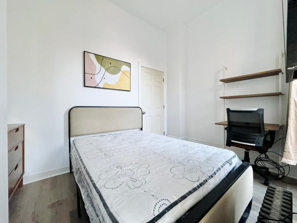 Bright bedroom with high ceiling in Bedstuy 596 - Photo 4