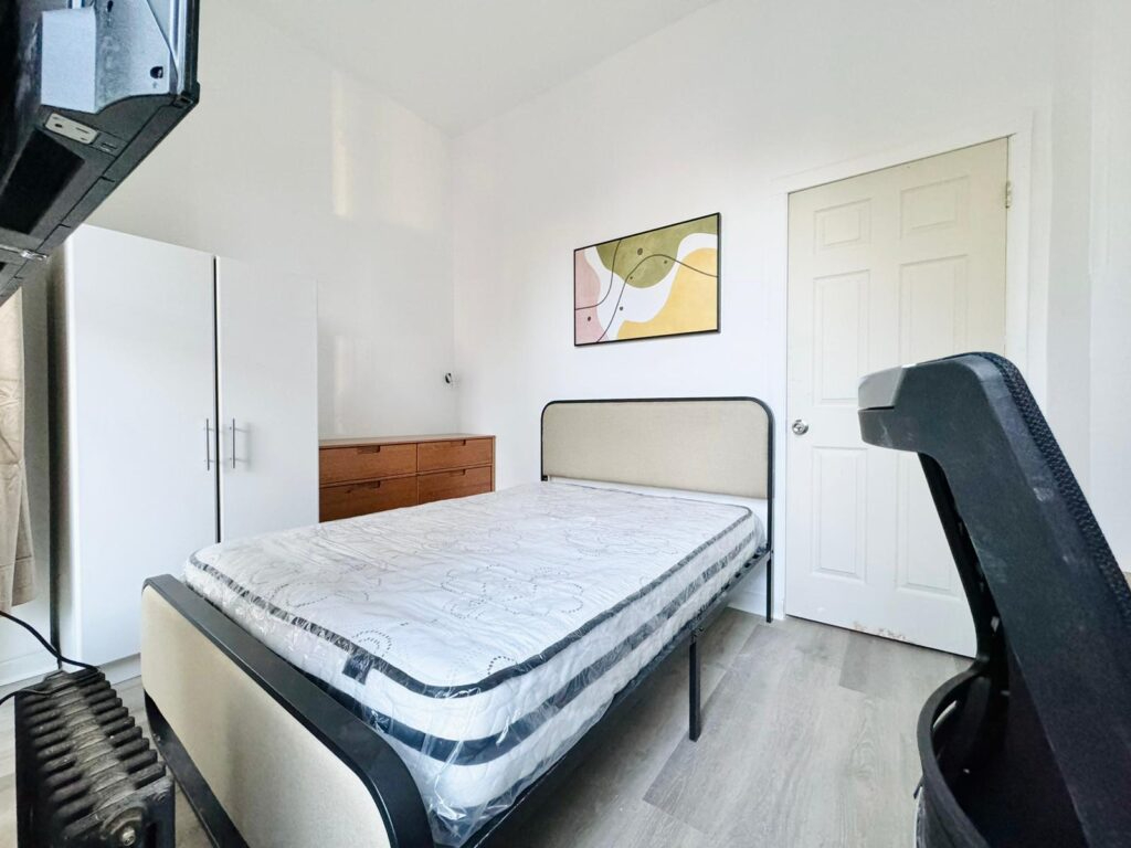 Bright bedroom with high ceiling in Bedstuy 596 - Photo 5