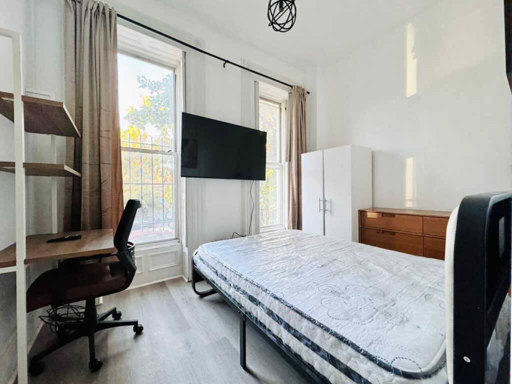 Bright bedroom with high ceiling in Bedstuy 596 - Photo 7