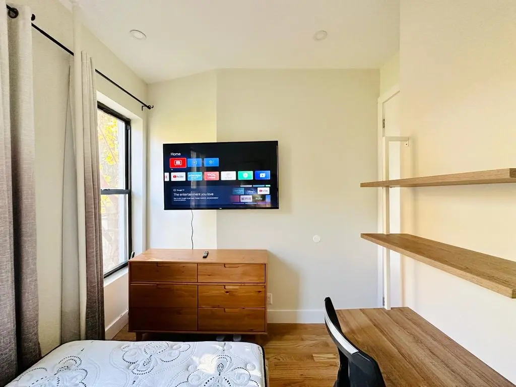 HUGE Bushwick Apt, HDTV, 21 min to Manhattan 417 - Photo 1