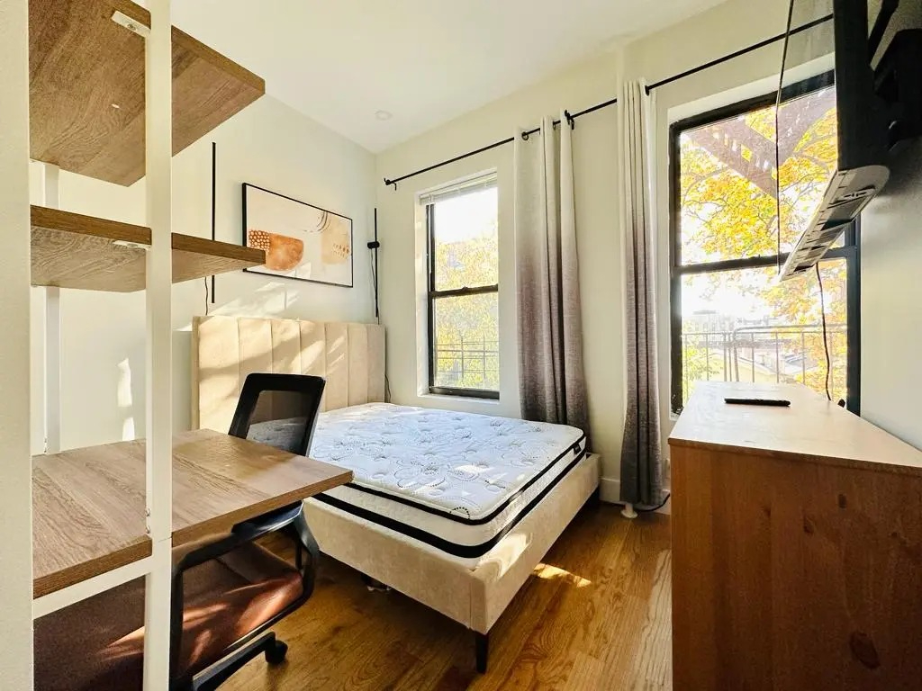HUGE Bushwick Apt, HDTV, 21 min to Manhattan 417 - Photo 2