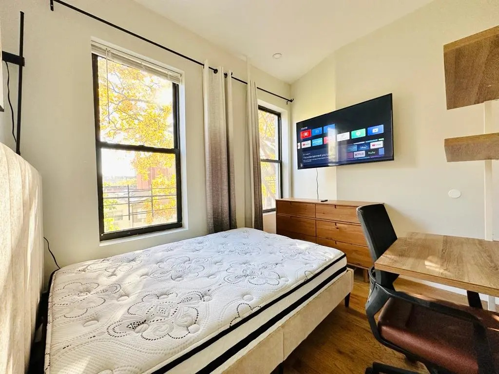 HUGE Bushwick Apt, HDTV, 21 min to Manhattan 417 - Photo 3