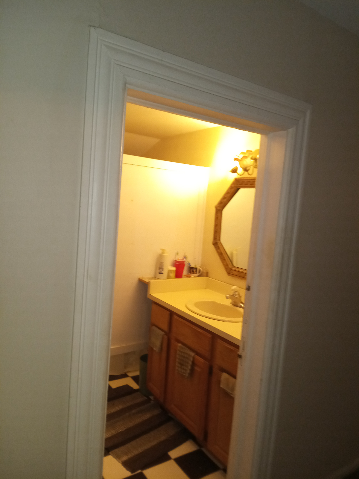 Sleeping and living room shared kitchen and bathroom - Photo 2