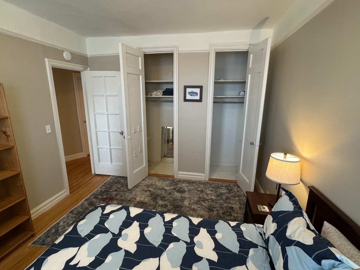 Norwood room in historic building steps from Montefiore Hospital - Photo 3