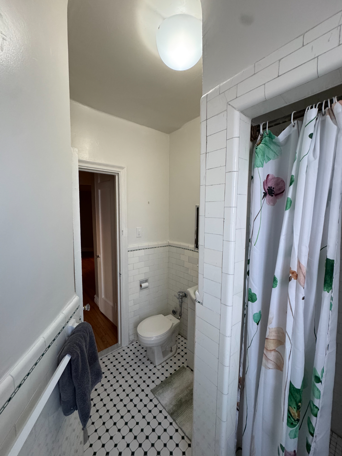 Norwood room in historic building steps from Montefiore Hospital - Photo 5