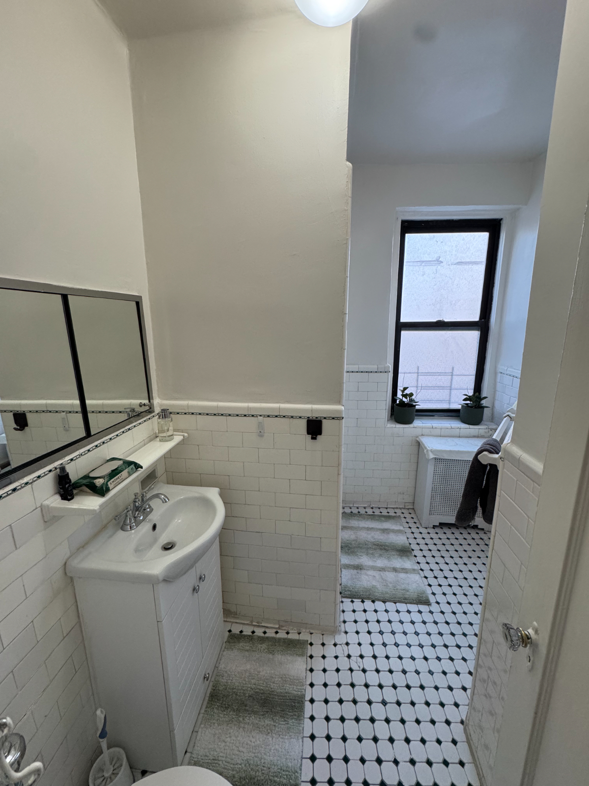 Norwood room in historic building steps from Montefiore Hospital - Photo 6