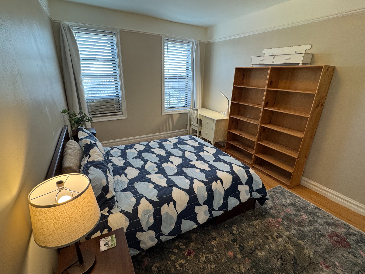Norwood room in historic building steps from Montefiore Hospital - Photo 2
