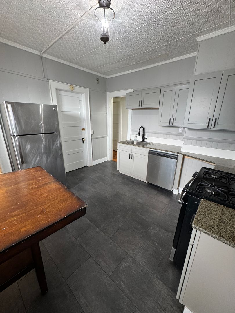 Freshly Renovated 3bdrm Furnished in the Westcott Area - Photo 2