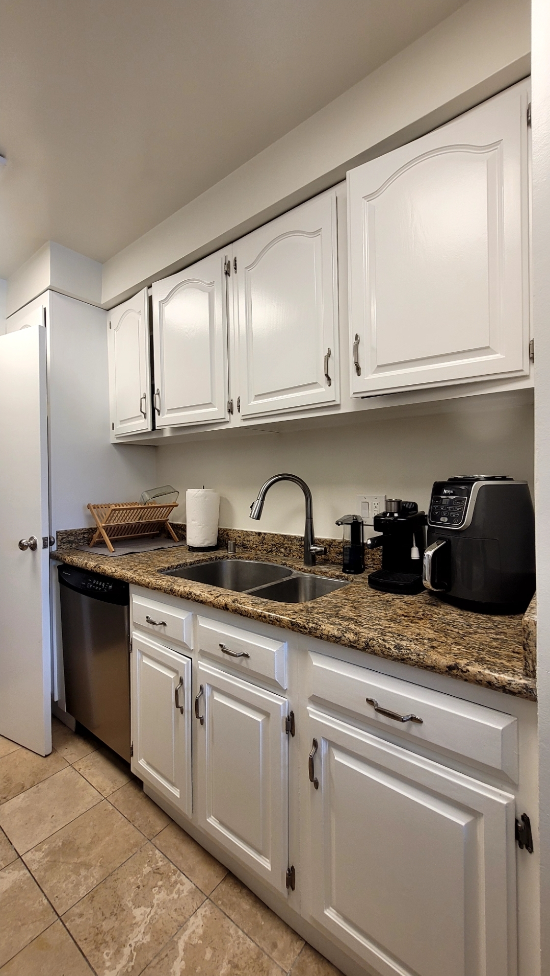 Culver City Oasis- security + free parking - Photo 2