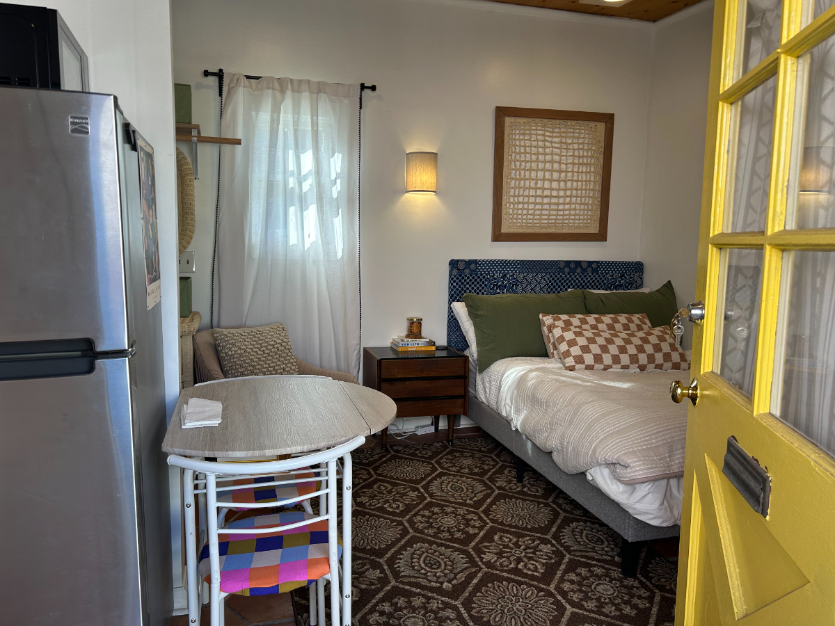 Cozy Studio with Private Patio and Entrance in Historic Van Nuys - Photo 1