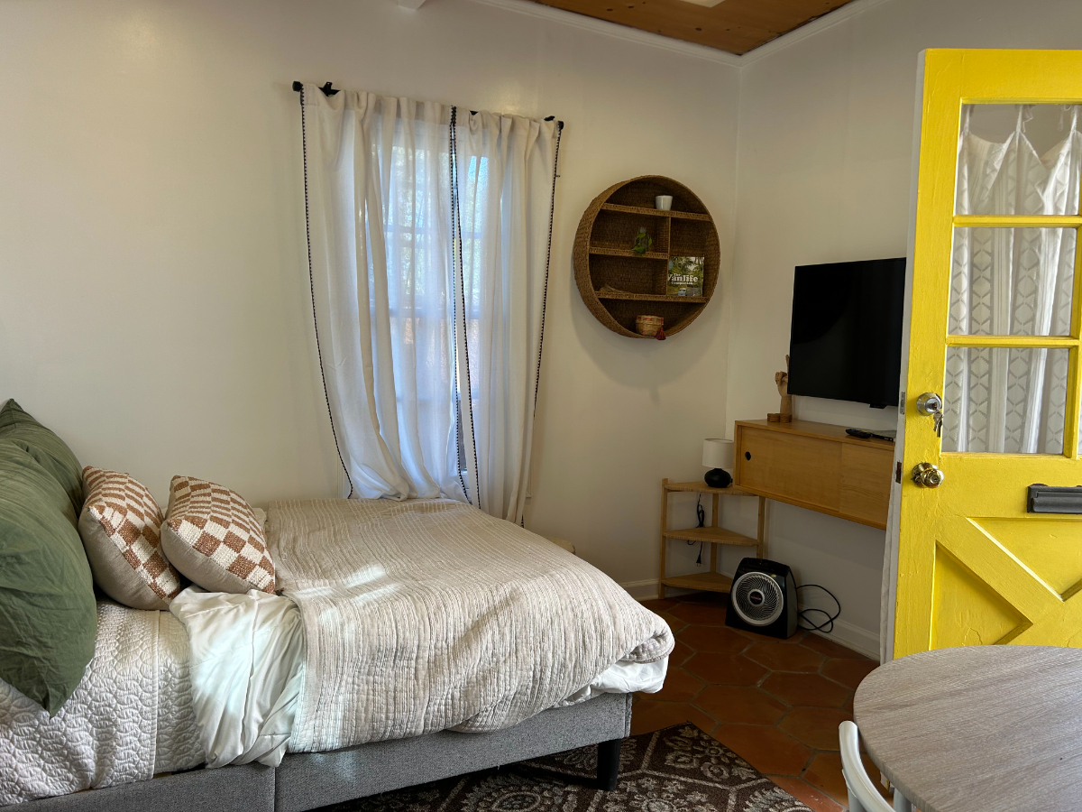 Cozy Studio with Private Patio and Entrance in Historic Van Nuys - Photo 3