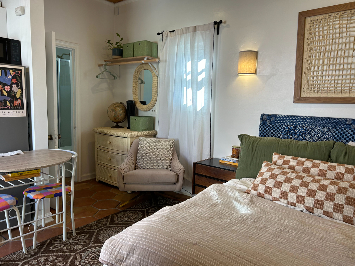 Cozy Studio with Private Patio and Entrance in Historic Van Nuys - Photo 4