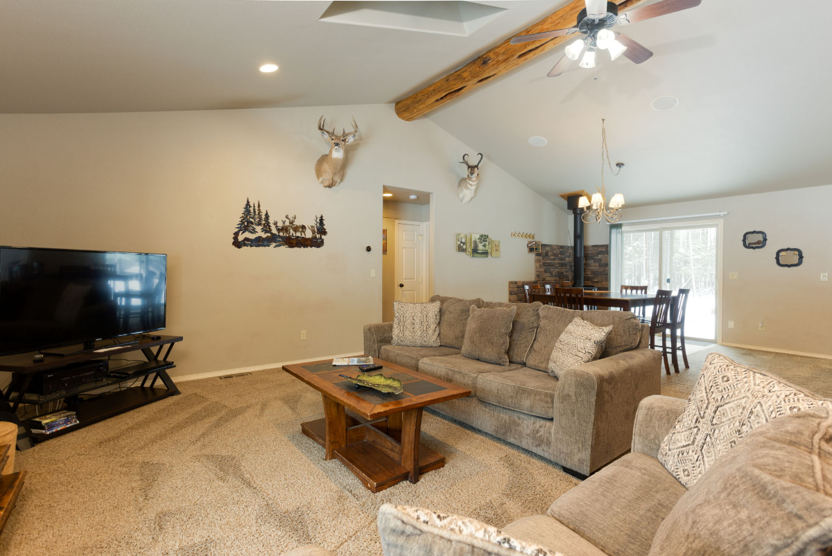 Three Rivers Lodge-Fantastic Single Level Lodge Style Retreat, Pet Friendly, Hot Tub, Close to Park, Trails, and River - Photo 3