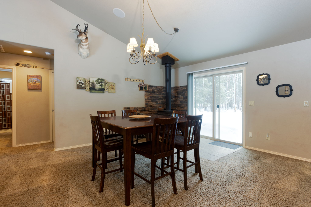 Three Rivers Lodge-Fantastic Single Level Lodge Style Retreat, Pet Friendly, Hot Tub, Close to Park, Trails, and River - Photo 5