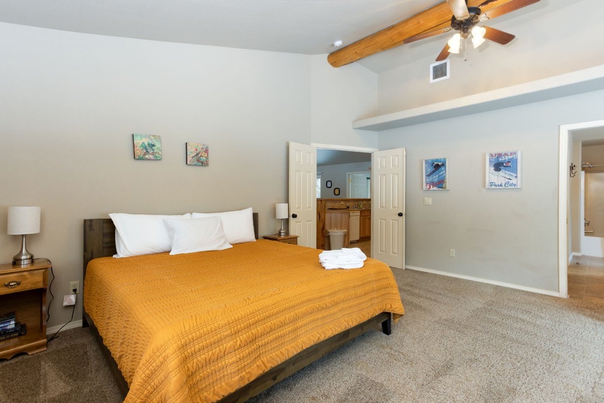 Three Rivers Lodge-Fantastic Single Level Lodge Style Retreat, Pet Friendly, Hot Tub, Close to Park, Trails, and River - Photo 6