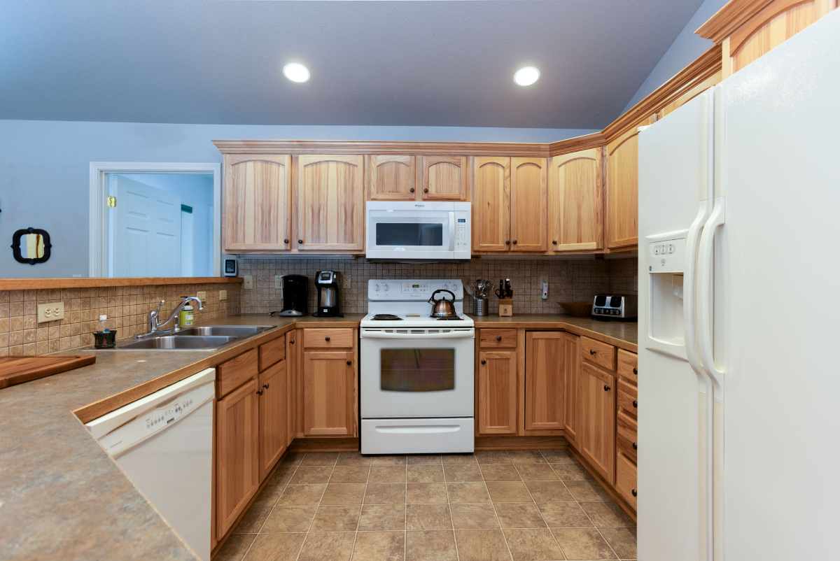 Three Rivers Lodge-Fantastic Single Level Lodge Style Retreat, Pet Friendly, Hot Tub, Close to Park, Trails, and River - Photo 4