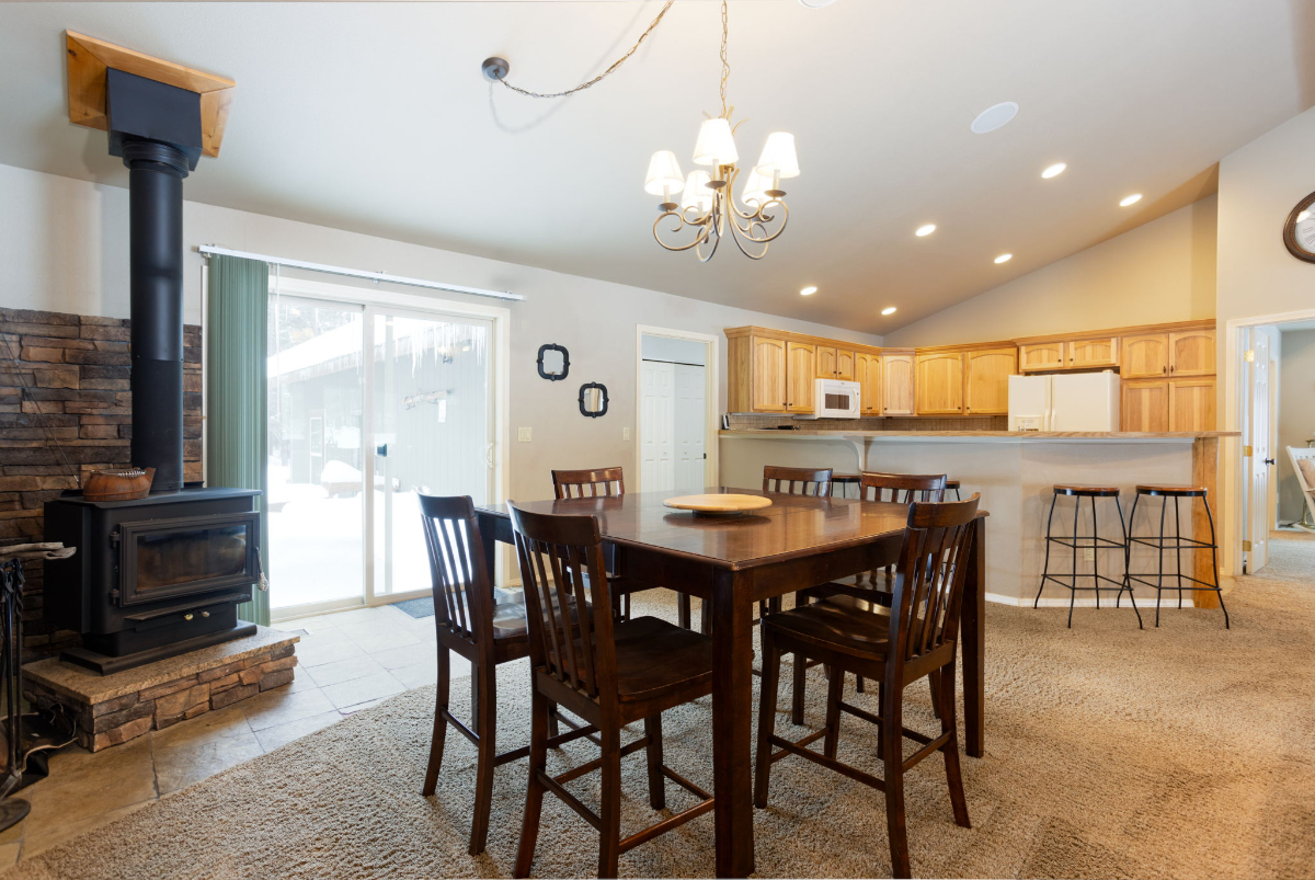 Three Rivers Lodge-Fantastic Single Level Lodge Style Retreat, Pet Friendly, Hot Tub, Close to Park, Trails, and River - Photo 2