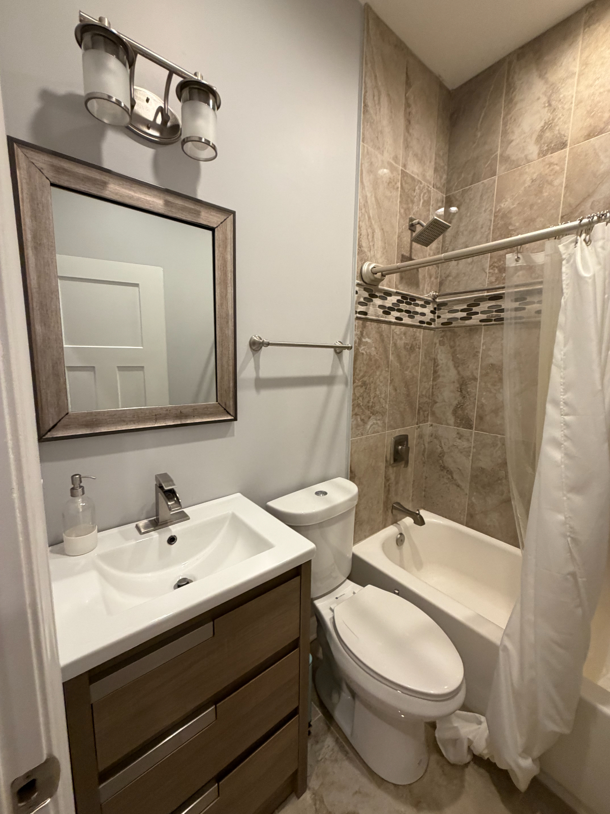 Beautiful Woodlawn Home- Furnished 5 bed 4bath with 2 kitchens & gym - Photo 11