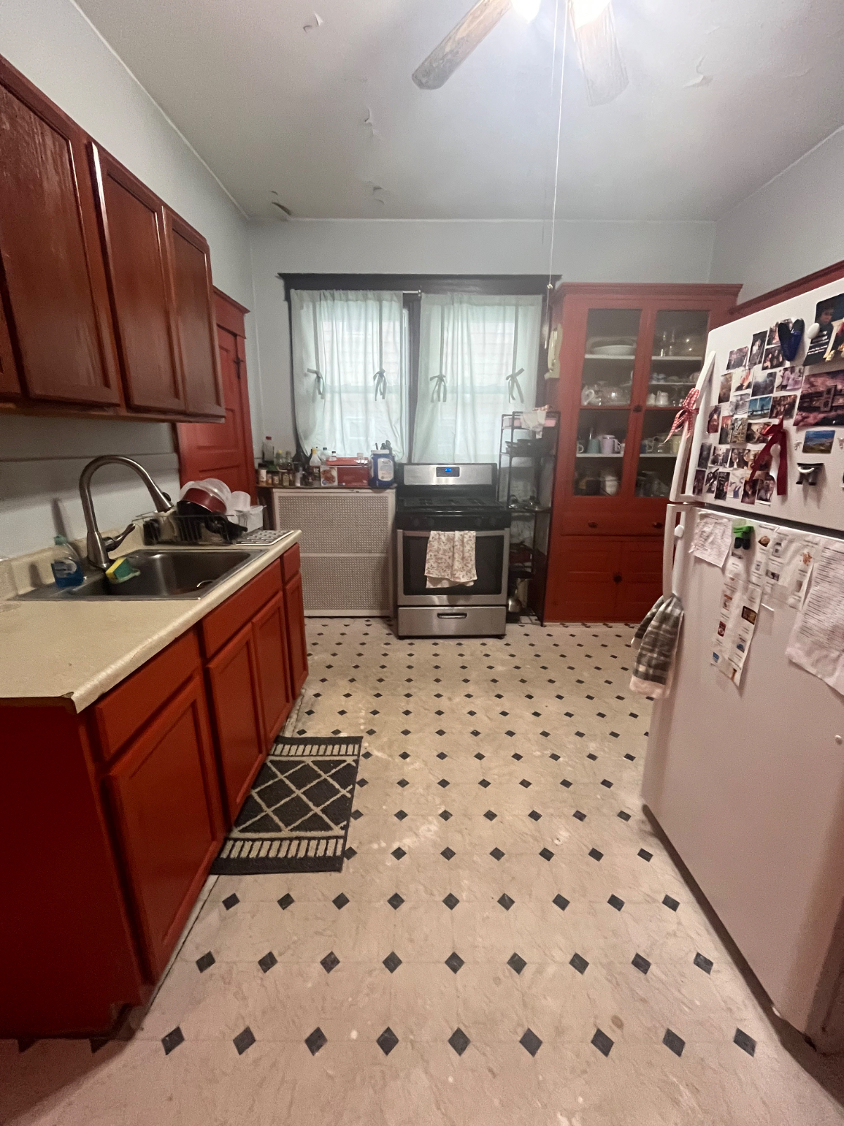 Peaceful Furnished Room in Professional Shared Home - Photo 4