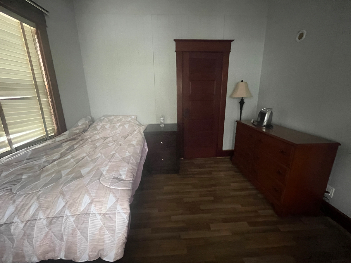 Peaceful Furnished Room in Professional Shared Home - Photo 2