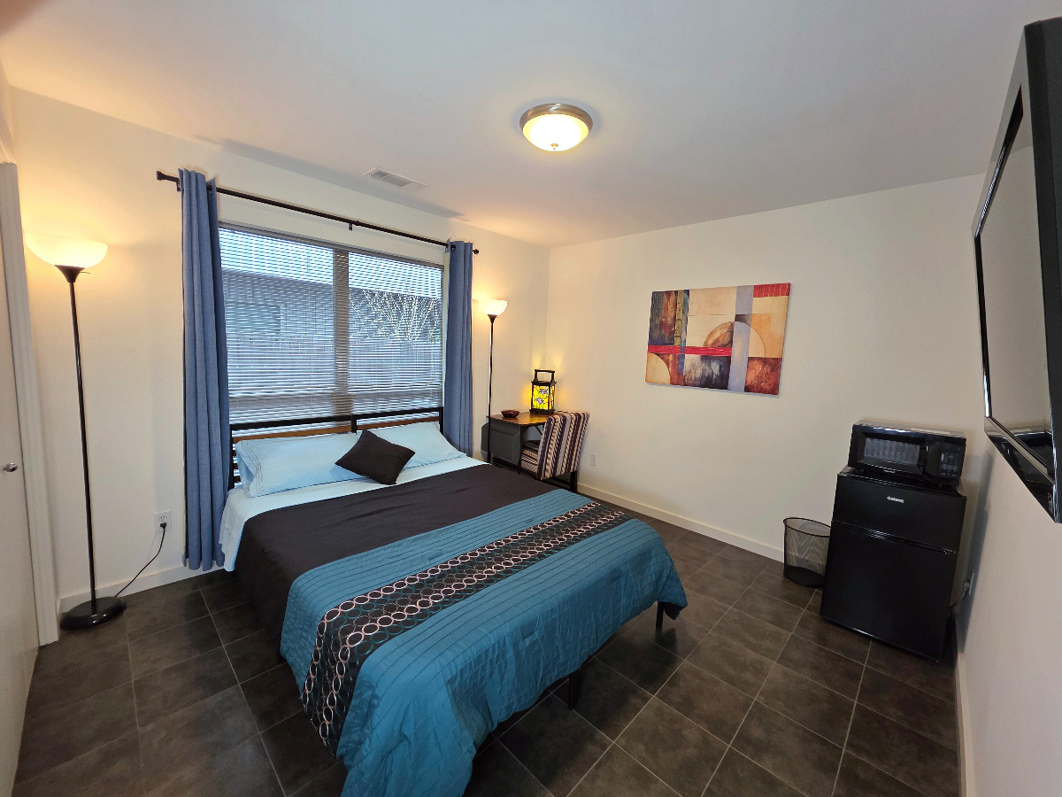 Spacious 3-Story Midtown Townhome /2BR /1,895 SF /Near Med Center - Photo 4