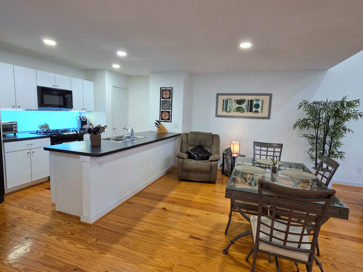 Spacious 3-Story Midtown Townhome /2BR /1,895 SF /Near Med Center - Photo 12