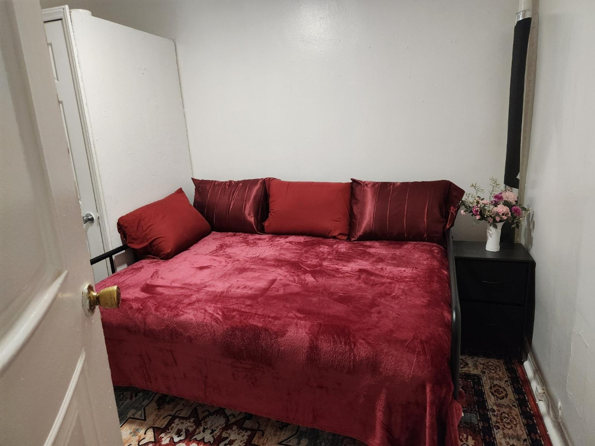 Comfortable 3-Bedroom Apartment with Fully Equipped Interios & Easy City Access - Photo 12