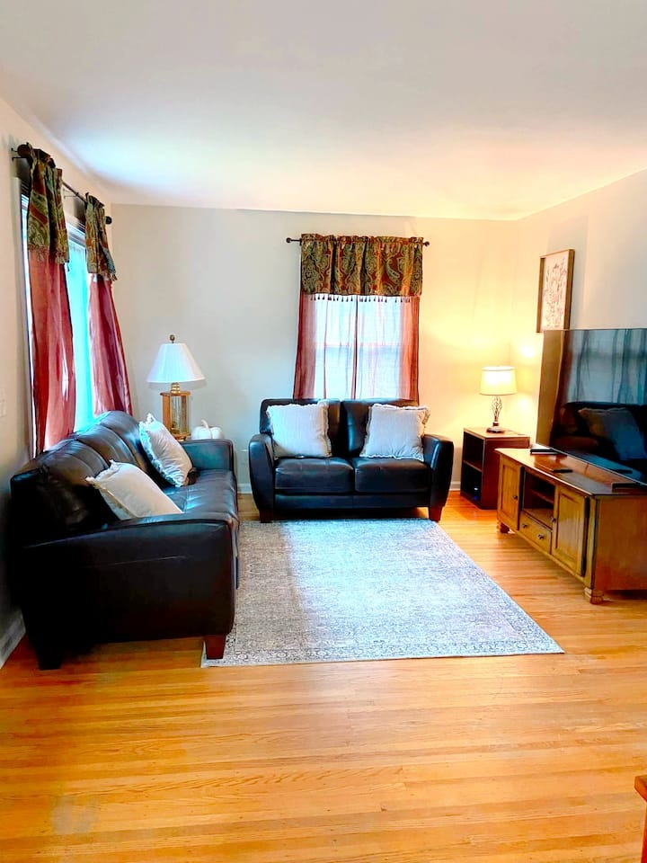Ontario Breeze Furnished Rental Close To Beach And Downtown - Photo 2
