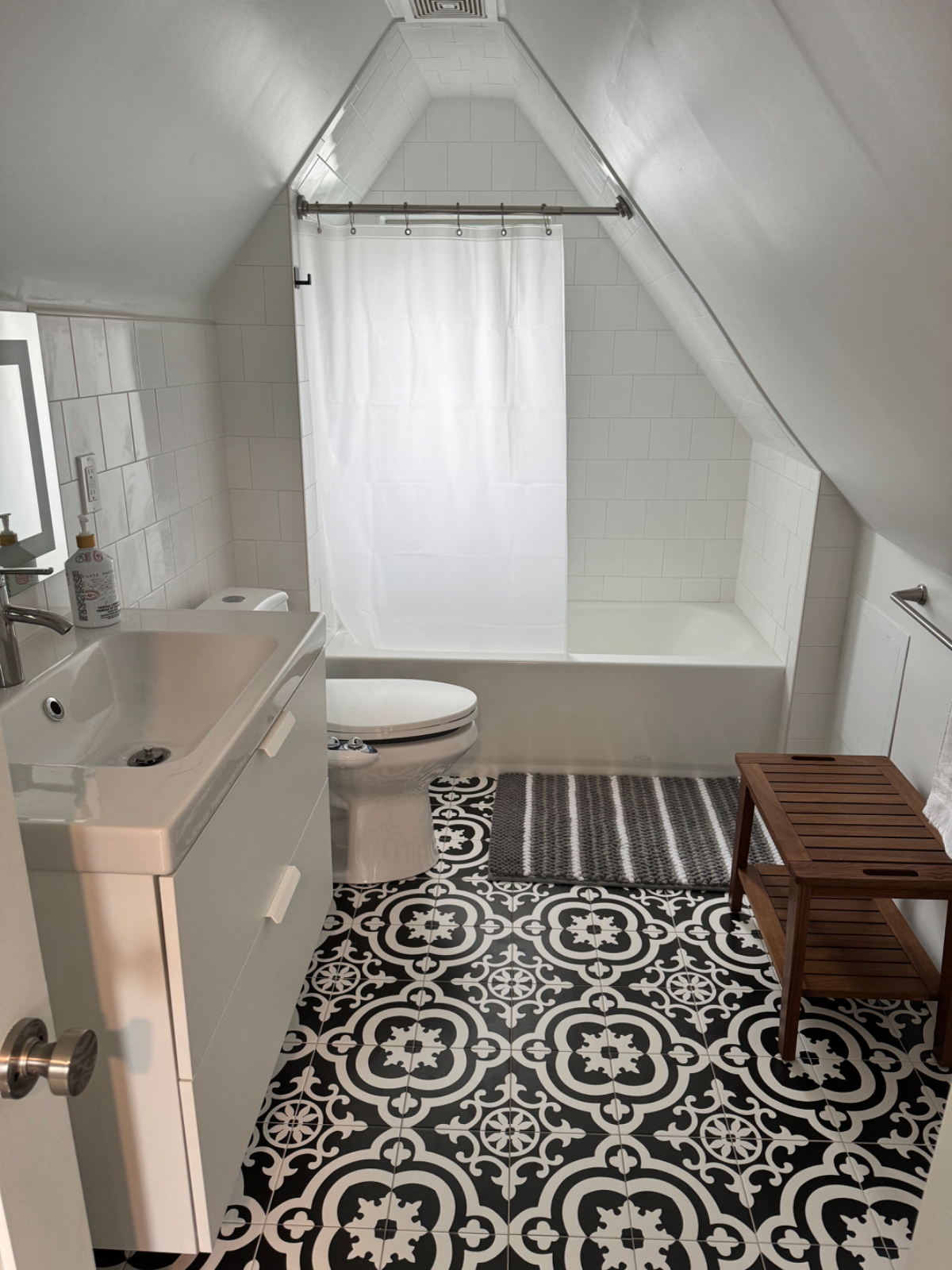 Charming 3-Bedroom Home with Dedicated Parking and Easy Access to Shopping, Dining, and Everyday Ess - Photo 5