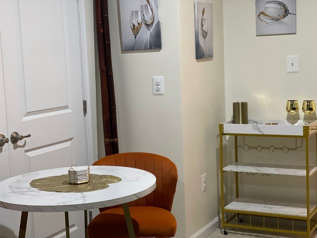 Southeast Luxe Suite (Private Entrance, Entire Floor) Near Metro & Hospitals - Photo 5