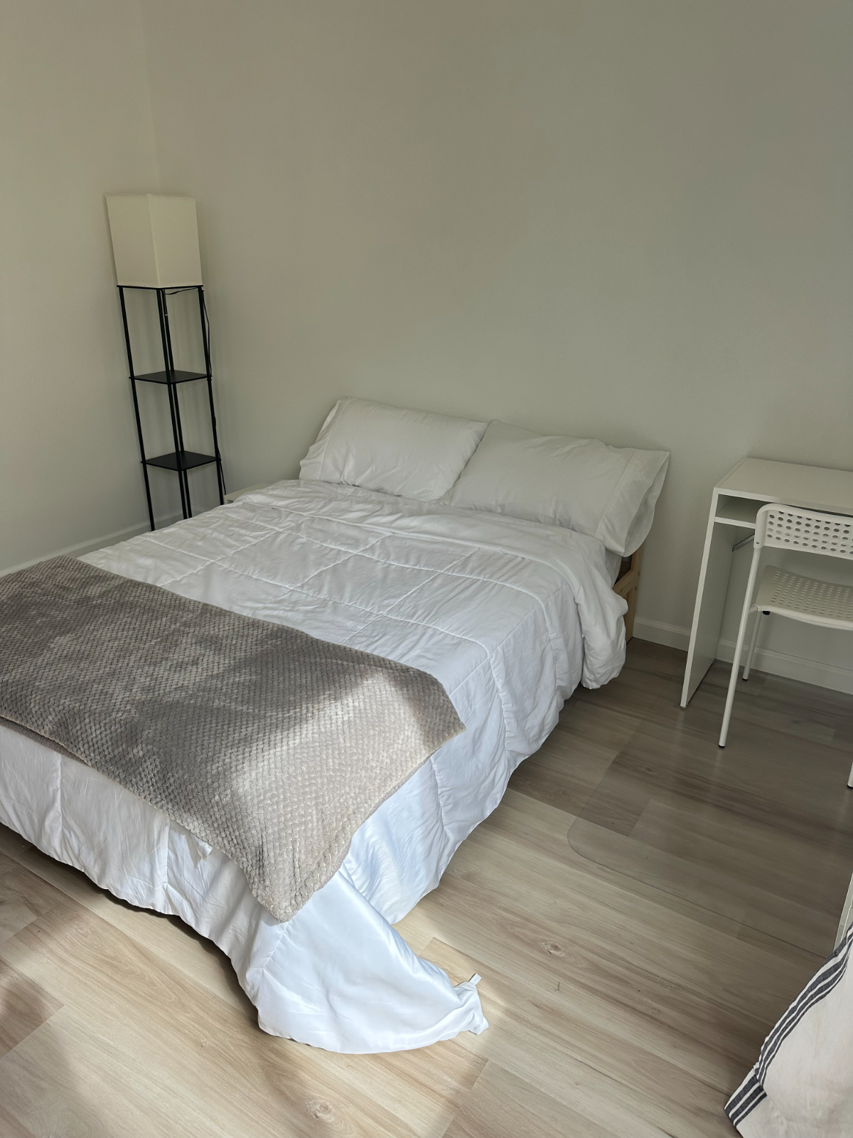 Spacious room in PB townhouse - Photo 3