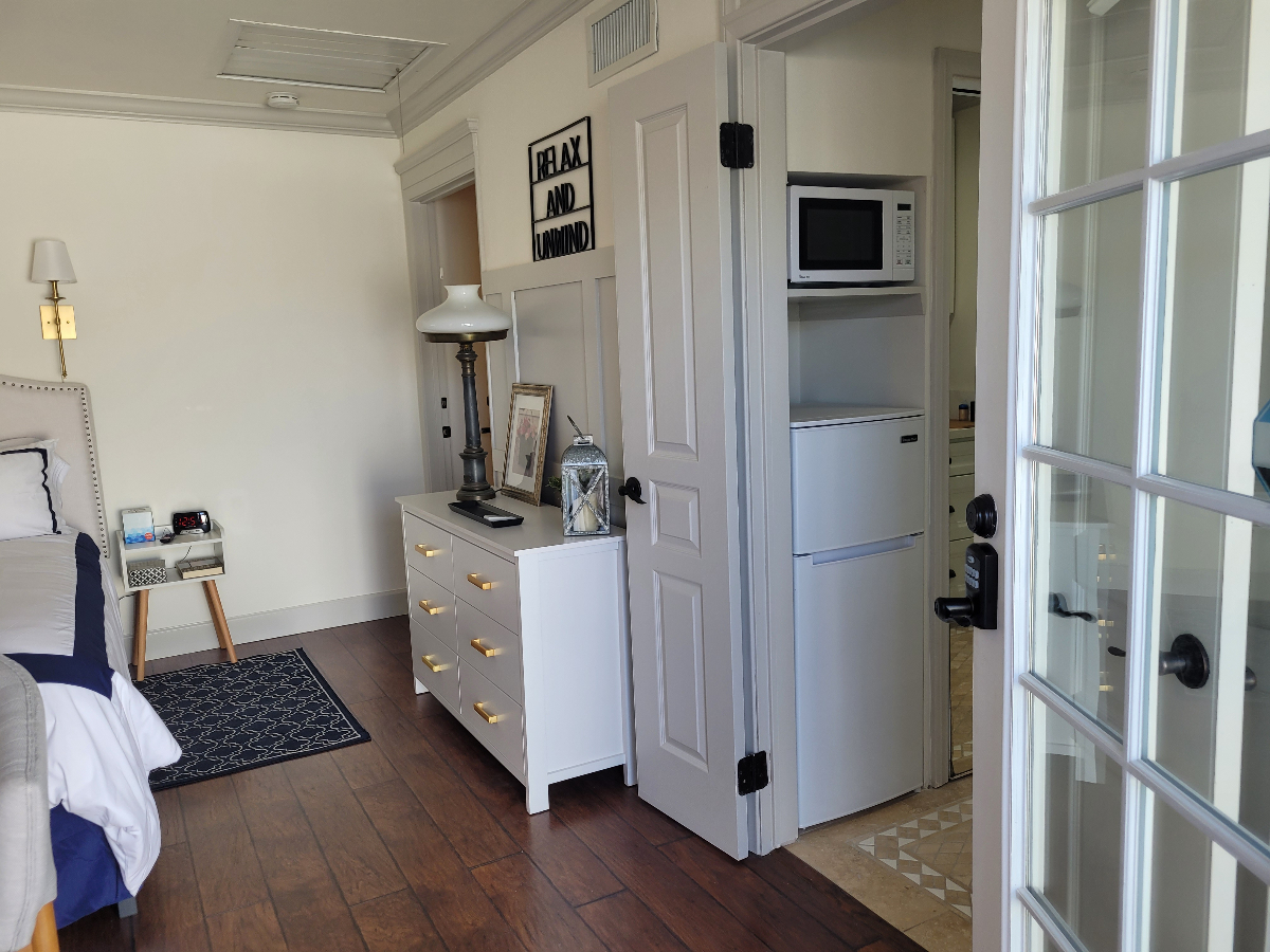 Stunning Studio (Suite B) w/Yard and Hot Tub - Photo 5