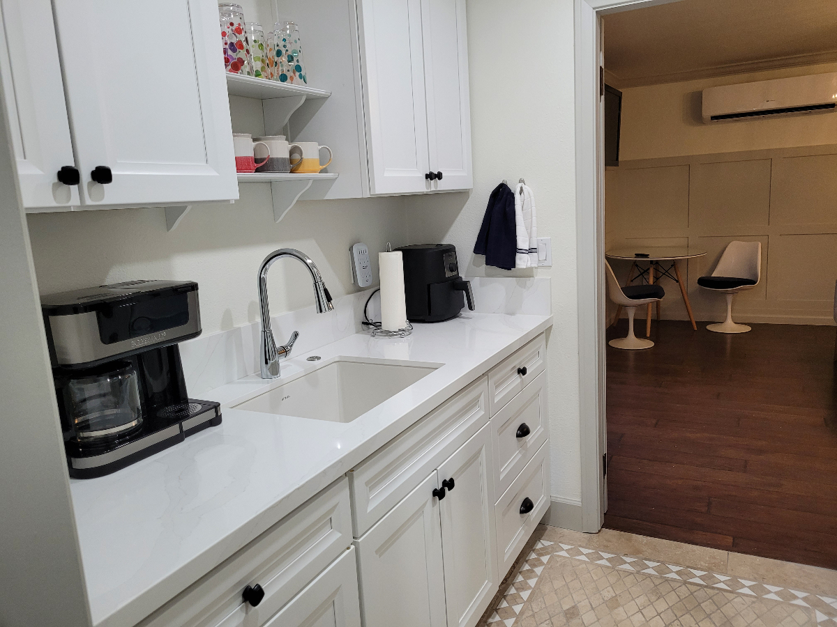 Stunning Studio (Suite B) w/Yard and Hot Tub - Photo 6
