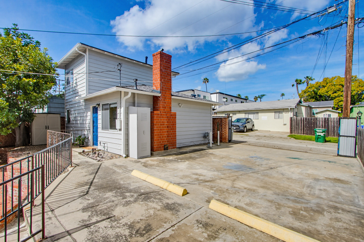 2 Bedroom / 2 Bathroom Home with Private 2-Vehicle Parking - Photo 1
