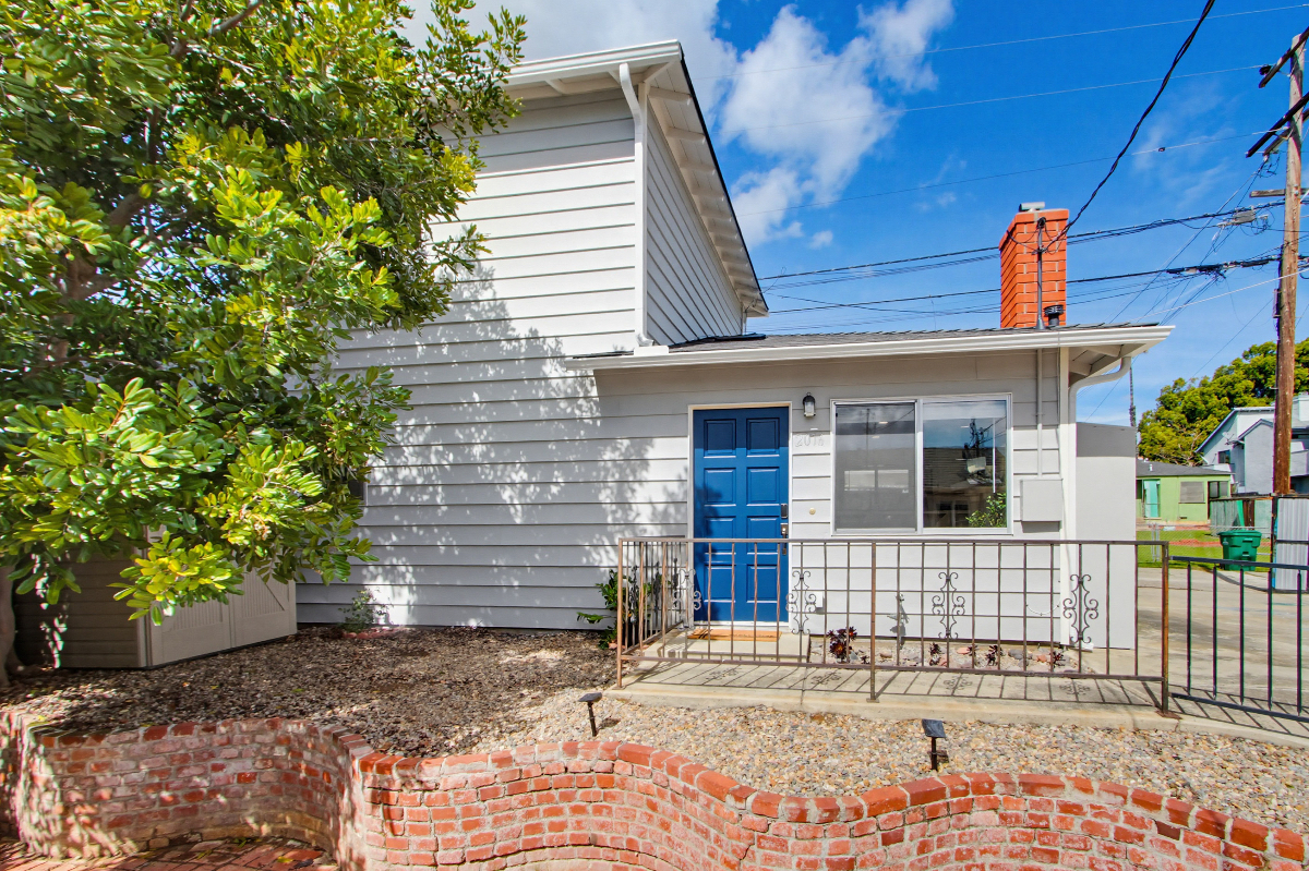 2 Bedroom / 2 Bathroom Home with Private 2-Vehicle Parking - Photo 3