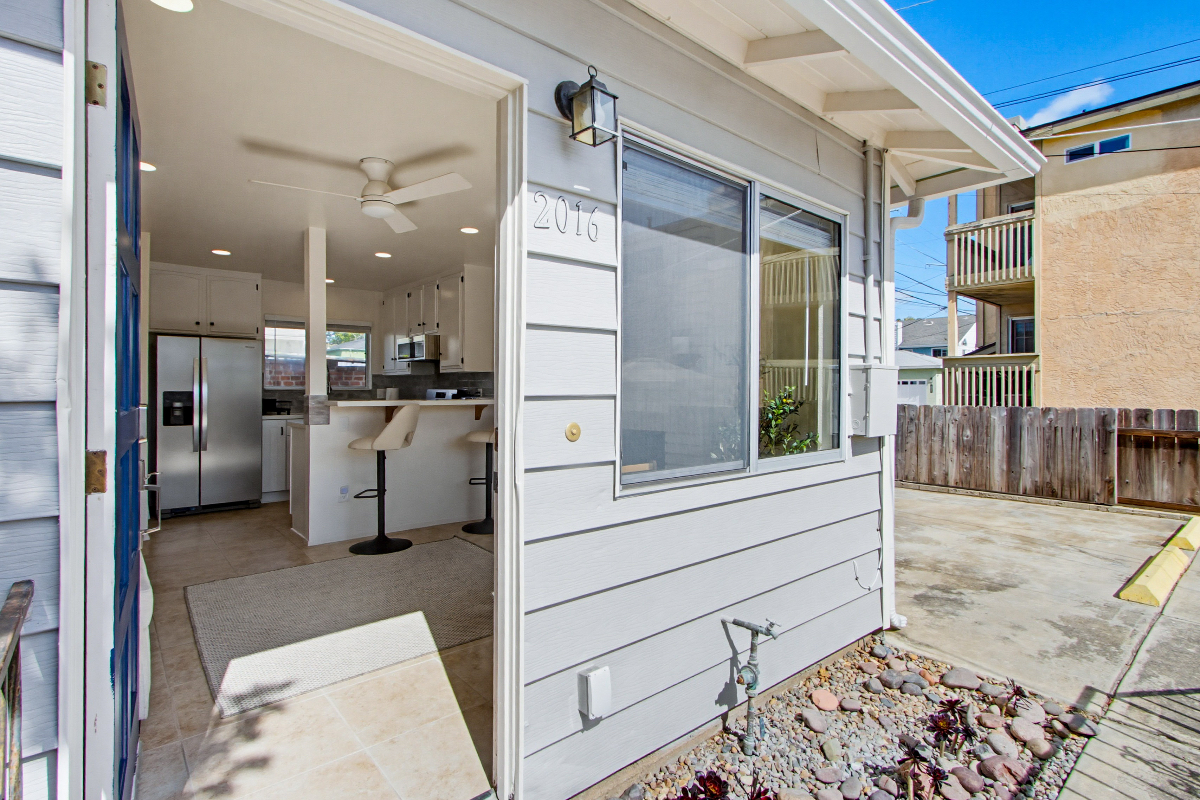 2 Bedroom / 2 Bathroom Home with Private 2-Vehicle Parking - Photo 2