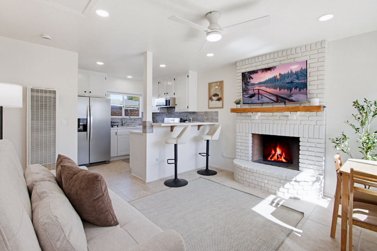 2 Bedroom / 2 Bathroom Home with Private 2-Vehicle Parking - Photo 4