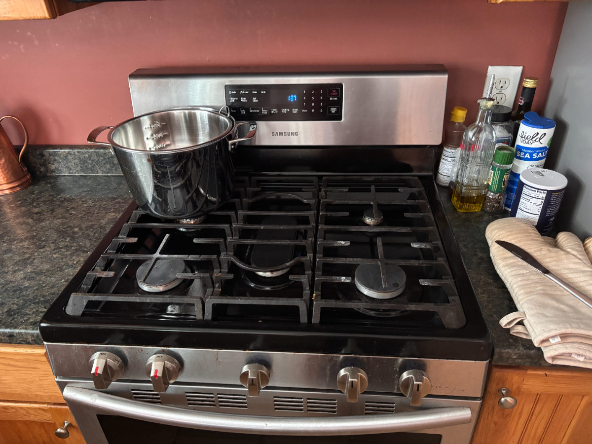 Warm & Inviting pet friendly 2br/ 1.5ba with fenced-in backyard & covered parking - Photo 3