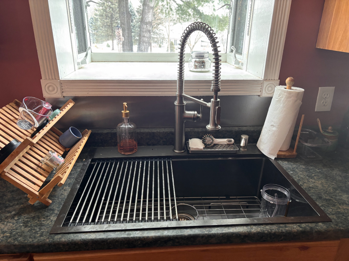 Warm & Inviting pet friendly 2br/ 1.5ba with fenced-in backyard & covered parking - Photo 4