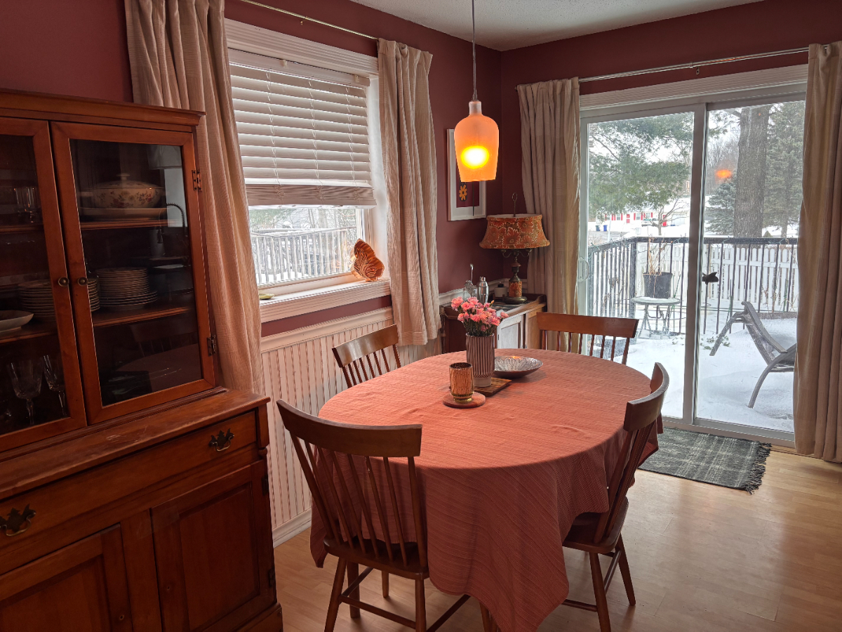 Warm & Inviting pet friendly 2br/ 1.5ba with fenced-in backyard & covered parking - Photo 2