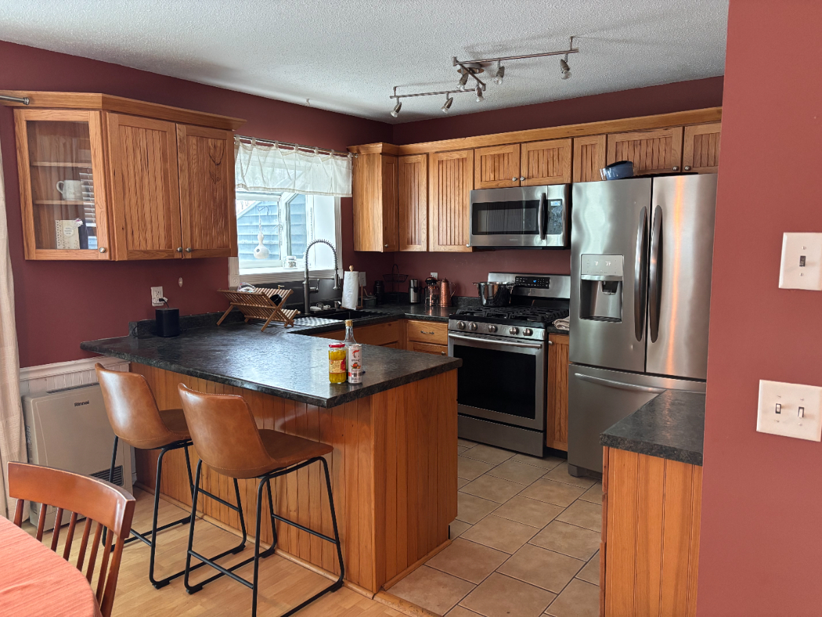 Warm & Inviting pet friendly 2br/ 1.5ba with fenced-in backyard & covered parking - Photo 5