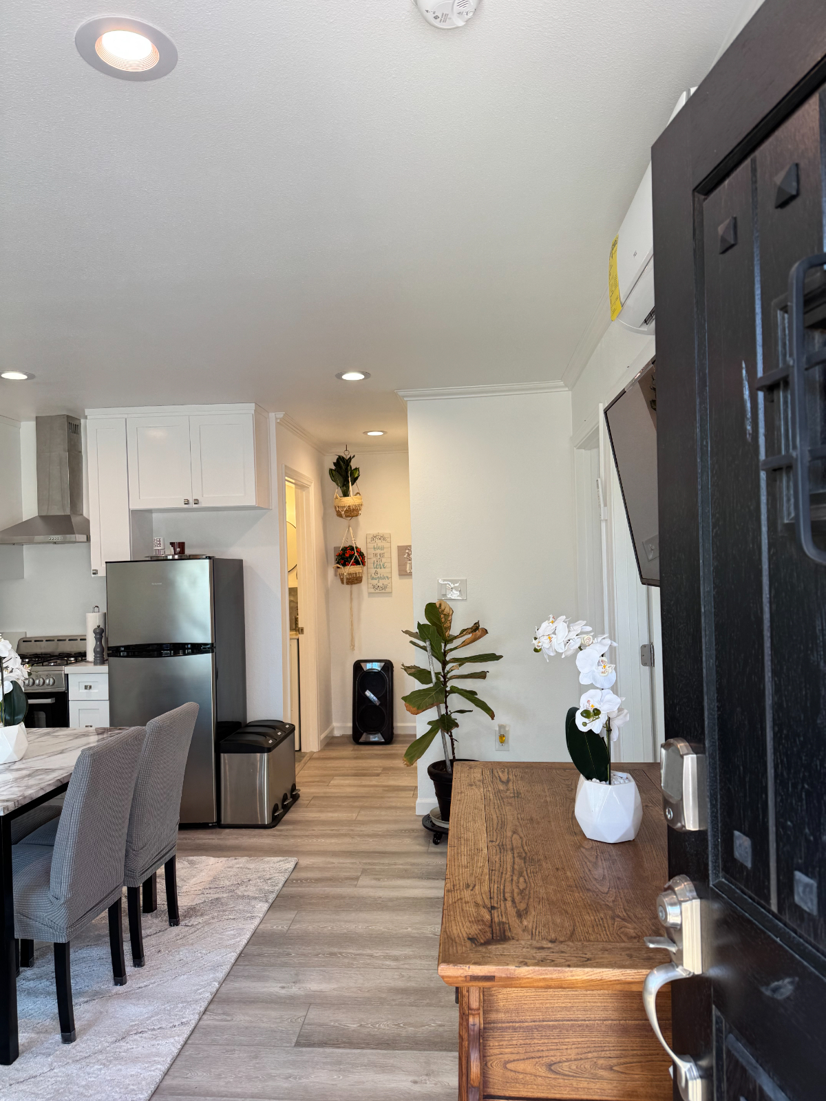 Modern Furnished 2BR ADU utilities included/ Near Kaiser, USC & Culvert City - Photo 3