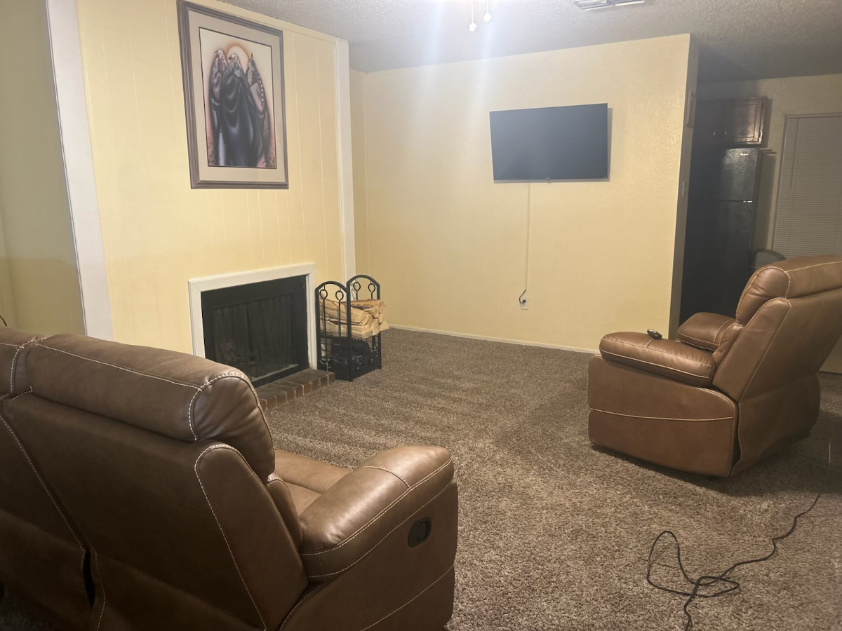 Newly refurbished comfortable two bedroom apartment - Photo 2