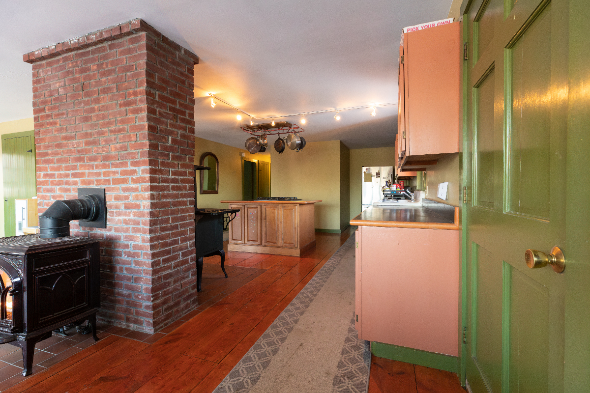 Furnished 3BR / 2 Full Baths on 11 Acres, 2 Office Studios, Direct Trail Access, Walk to Lake - Photo 1