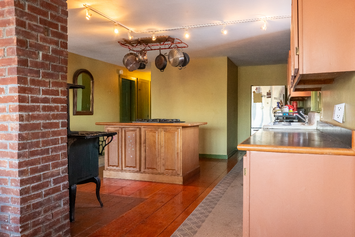 Furnished 3BR / 2 Full Baths on 11 Acres, 2 Office Studios, Direct Trail Access, Walk to Lake - Photo 2