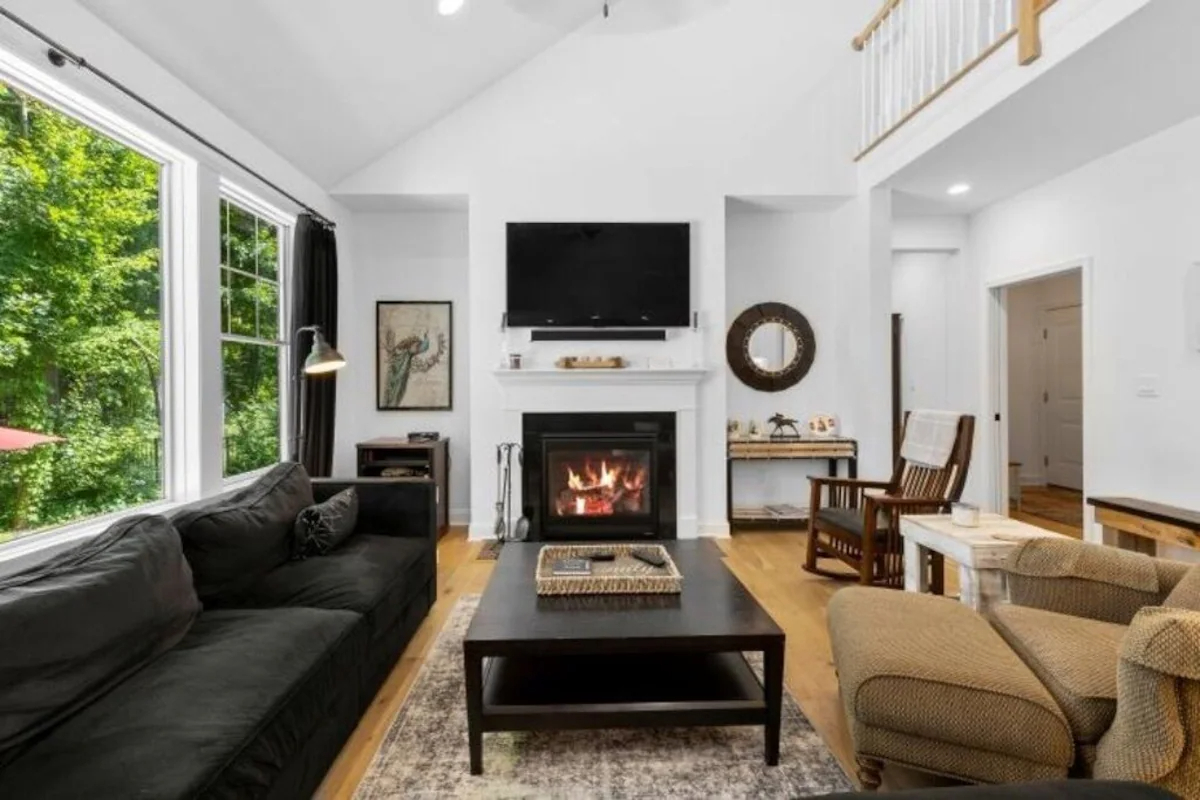 Modern 5BR Luxury Home with Lake & Indoor Pool Access - Photo 3