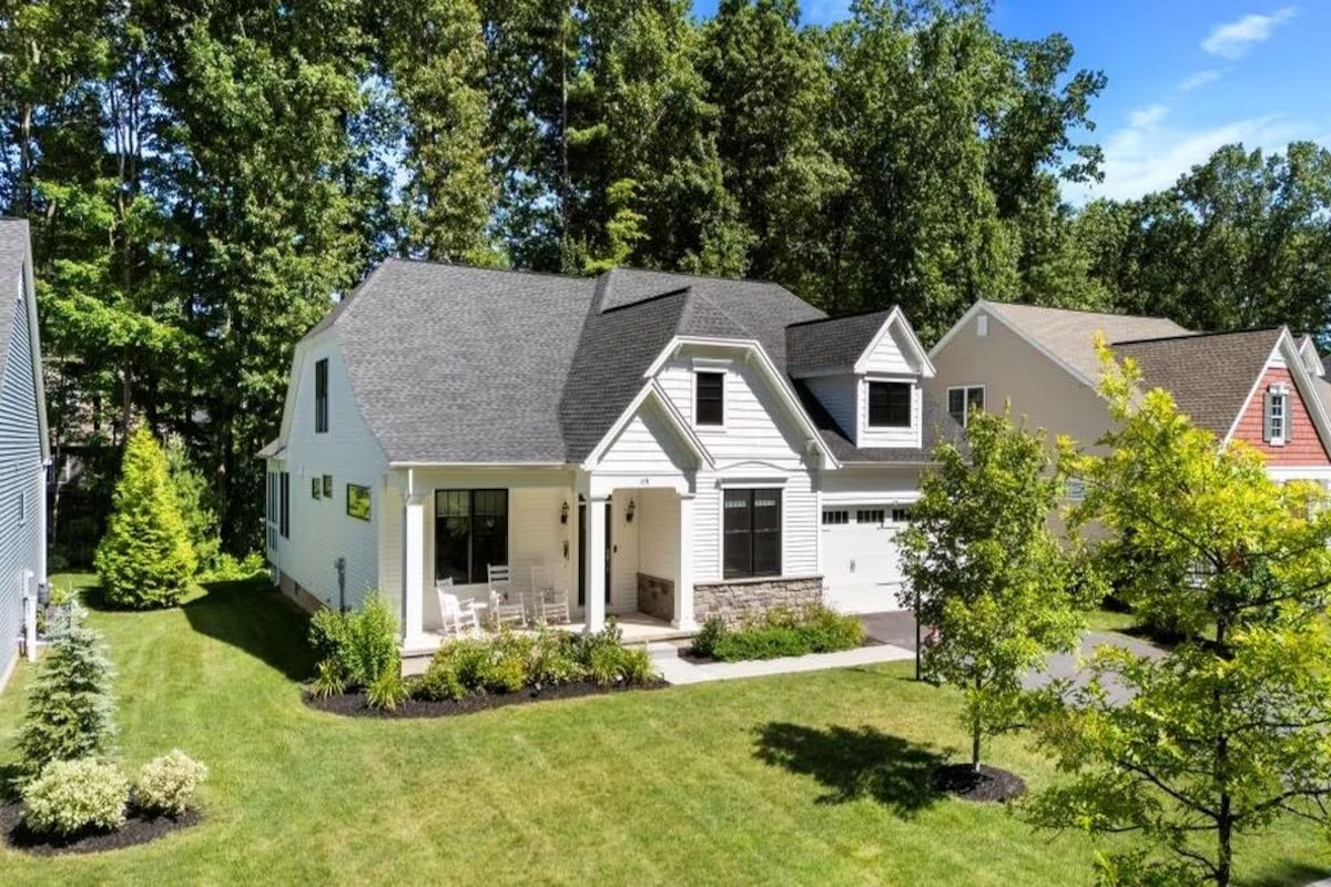 Modern 5BR Luxury Home with Lake & Indoor Pool Access - Photo 2
