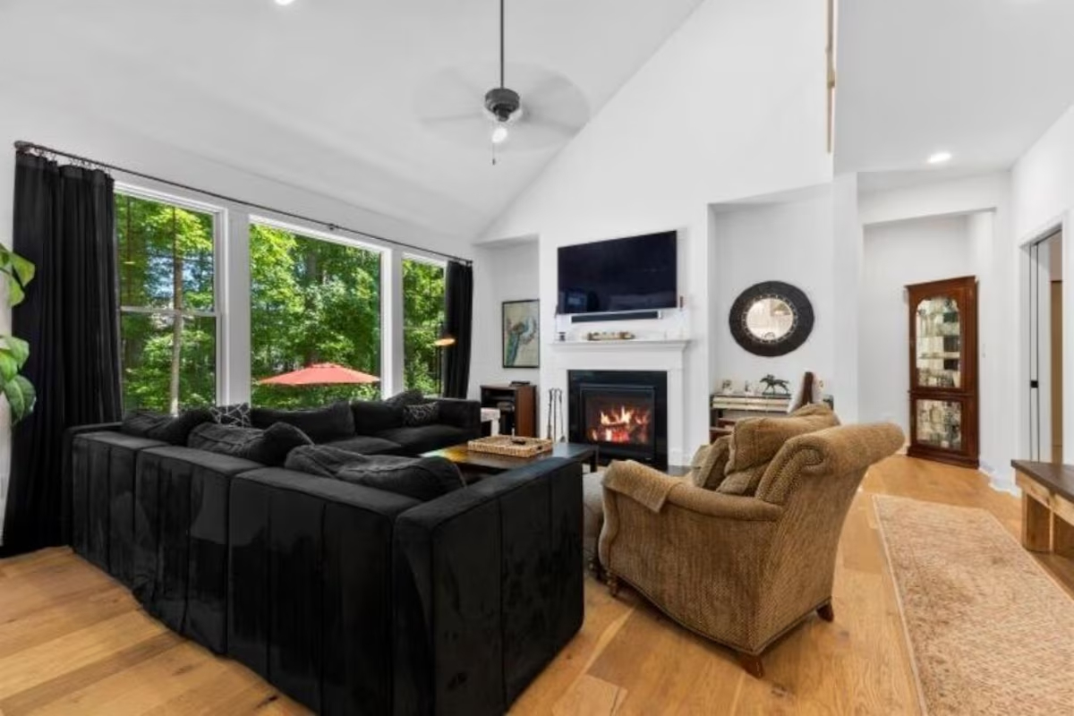 Modern 5BR Luxury Home with Lake & Indoor Pool Access - Photo 10
