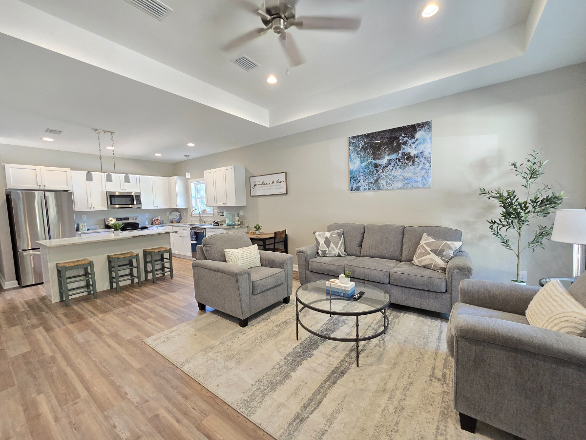 Walking distance to Beach Park Monthly Rental With Open Layout And King Suite With Kayak And Outdoor - Photo 2